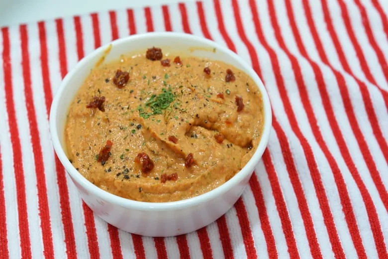 Vegan garlic aioli dip
