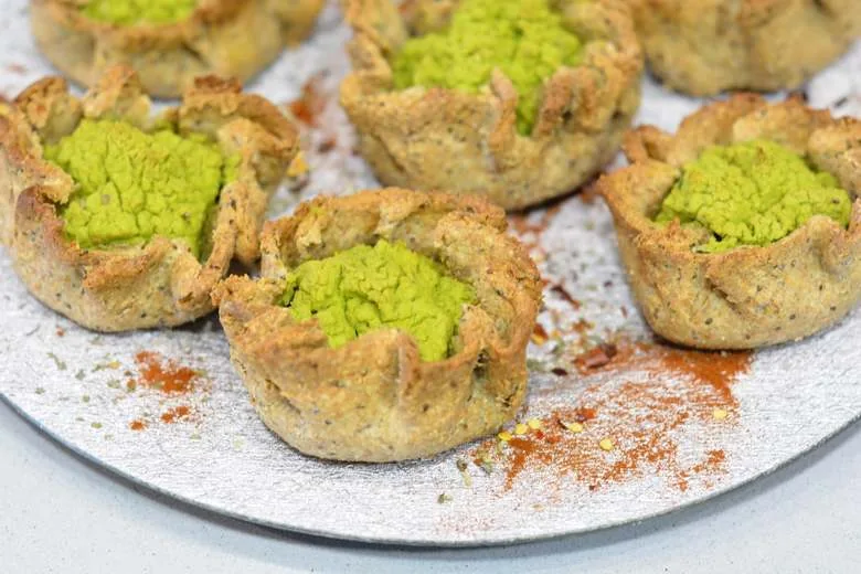 Healthy qassatat tal-pizelli (Maltese pea pies)